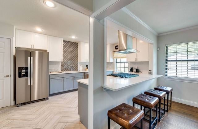 Cheerful home, sleeps 9, outdoor grill +dining!