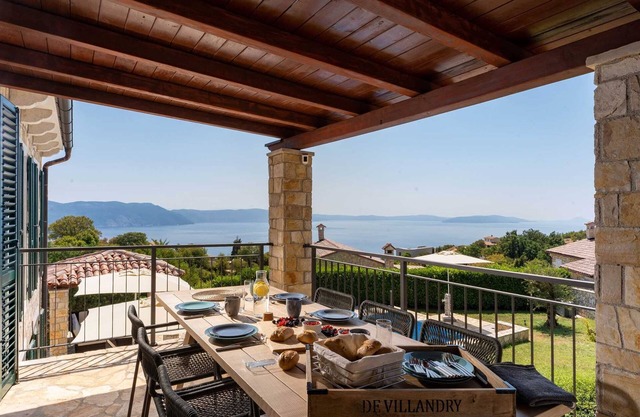 Cheerful sea view villa Franka in a quiet location