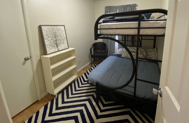 Cheery bright home - easy access, centrally located in KC!