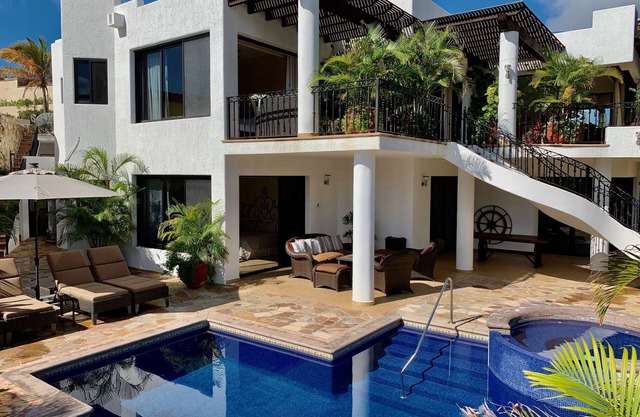 Chef+Maid Avail, Private Pool, 2 mins from Beach! Last minute deals!