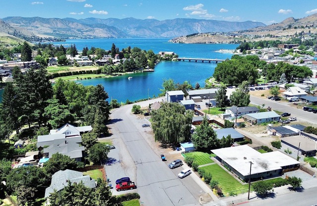Chelan Charm: Spacious Downtown Home, Hot Tub, Parkside, Pet-Friendly