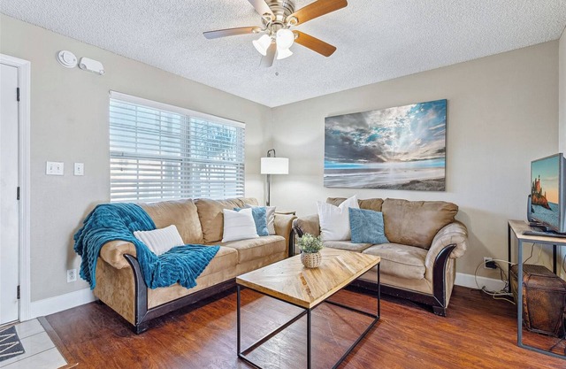 Cherie Down Townhome W/Patio, Balcony, BBQ Grills, Fire Pit & 5 Minute Walk to the Beach! 🏖️