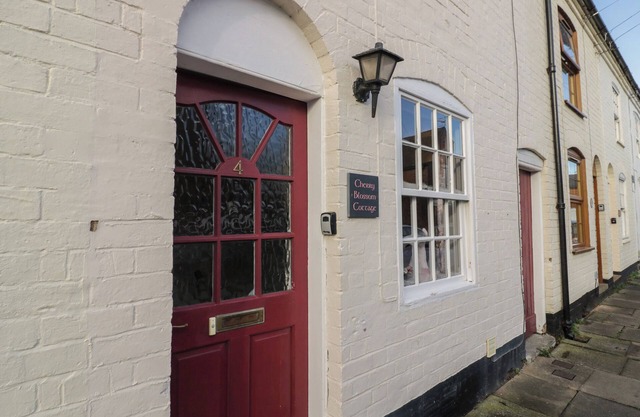 CHERRY BLOSSOM COTTAGE, pet friendly in Stratford-Upon-Avon