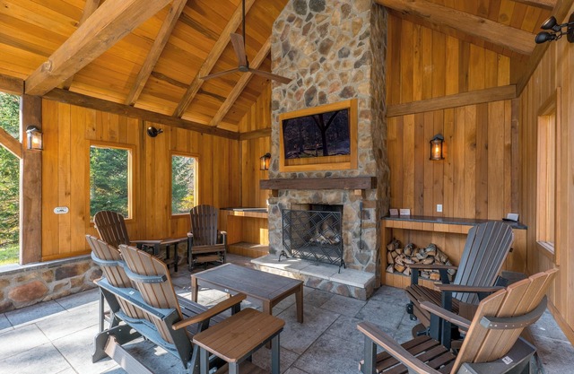 Cherry Ridge Retreat Lake House Luxury Cabin with year-round heated plunge pool!