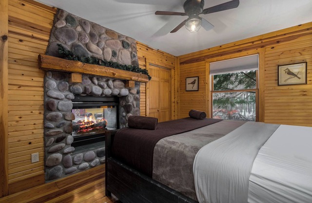 Cherry Ridge Retreat Waters Edge - Hocking Hills Luxury Cabin with hot tub and fire place