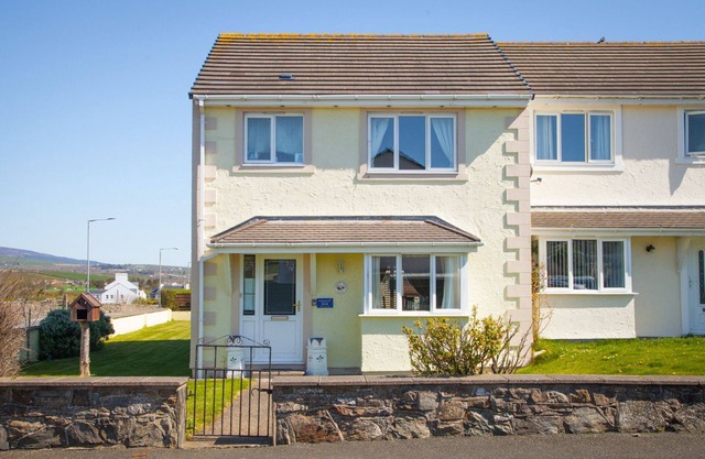 Cherry Tree House - a holiday cottage that sleeps 5 guests in 3 bedrooms