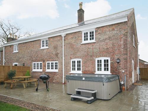 Chestnut Cottage - E5625