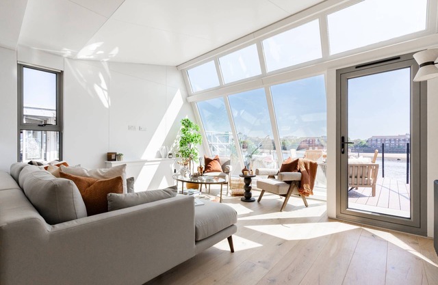 Cheyne Walk Houseboat by onefinestay