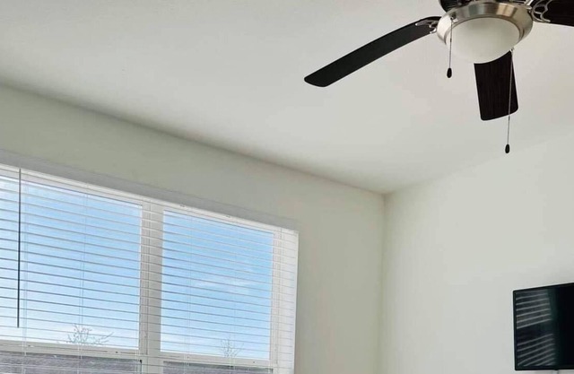 Chi-Blue ~ Luxurious 1BD/1 BA with King Bed | Resort-Style