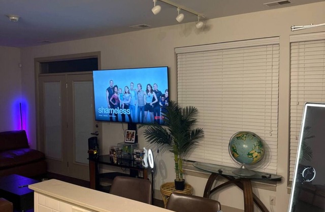 Chic 1-bedroom apartment with fitness room and streaming services in Detroit