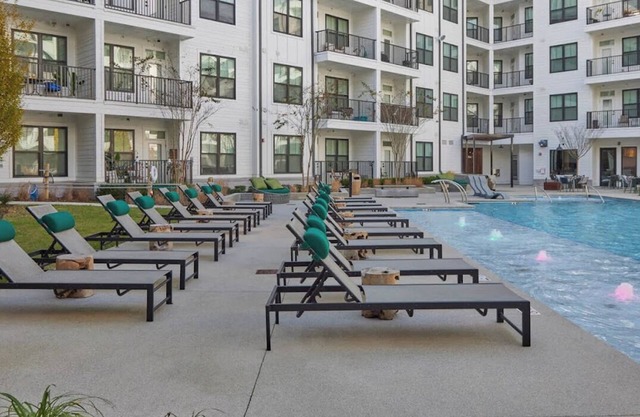 Chic 1-bedroom Long Term Free Parking and Fitness Center