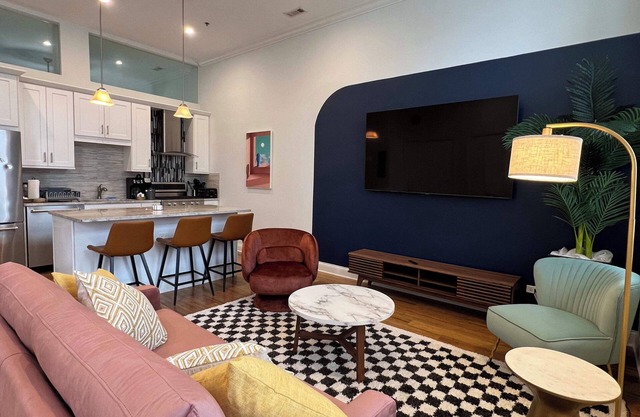 Chic 1 BR w Parking S