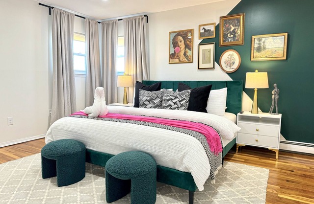 Chic 2-Bed Apt Free Wi-Fi/King Bed/Parking & Mid-Century Charm