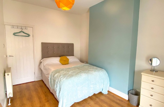 Chic 2-Bed Llandudno Apartment Near Beach & Attractions - sleeps 4 guests in 2 bedrooms