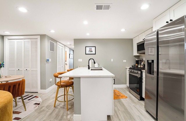 Chic 2-Bedroom/1 Bath Apartment in Fully Renovated Rowhouse