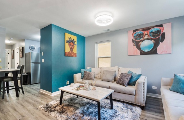 Chic 2-bedroom apartment in vibrant Chicago with AC, WiFi