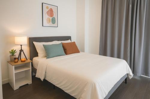 Chic 2-Bedroom Getaway near Breweries and Local Cafés