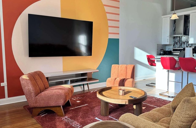 Chic 2 BR, 1 Parking, Sleeps 6!