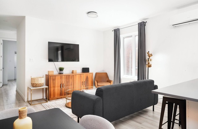 Chic 2BR Retreat in Trendy Mile End | Plateau