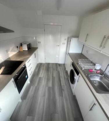 Chic 3 Bed Home Sleeps 6 Free Parking! Families, Contractors, Groups all welcome to our Home!