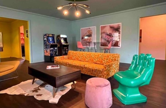 Chic 50s Time Capsule Downtown/OU Med/OK Capitol