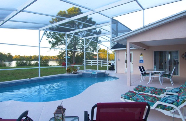 Chic 6bdrm sunny home w saltwater pool &sp