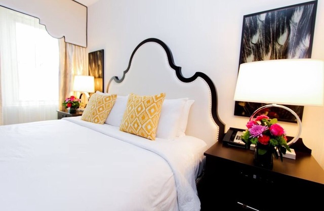 Chic Accommodation with Stunning Views, Just Moments from Cultural Gems