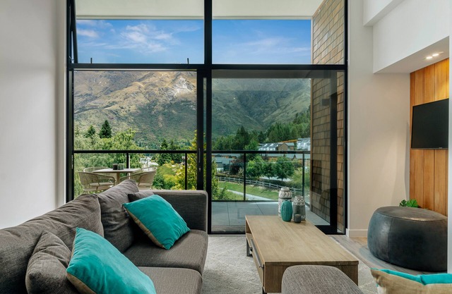 Chic Alpine Penthouse, Cosy with Fabulous Views