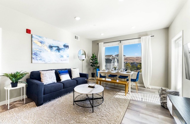 Chic Apt. w/Jacuzzi, Pool, BBQ, & Mountain Views