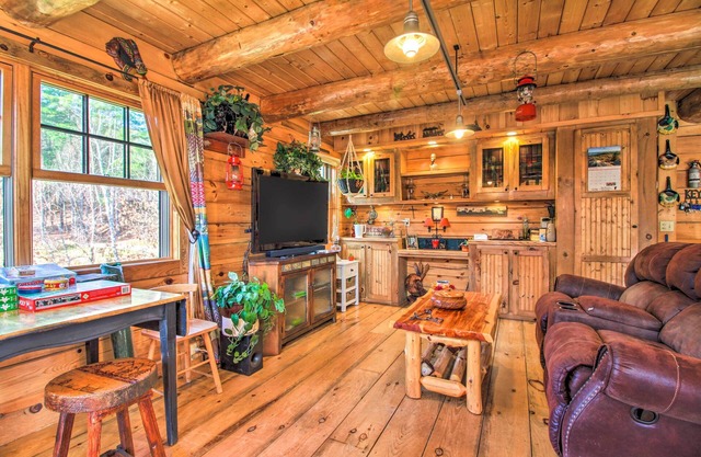 Chic Brandon Cabin w/Pool, Hot Tub + Sauna!