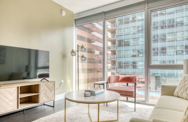 Chic Downtown 1BR w/Pool & Gym, near Staples Center, by Blueground