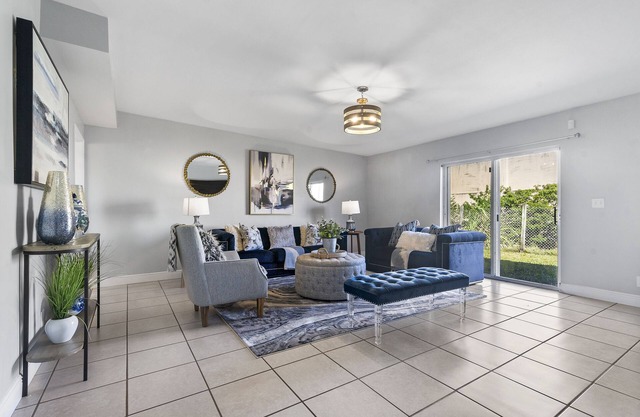 Chic Downtown Home - Location location location!