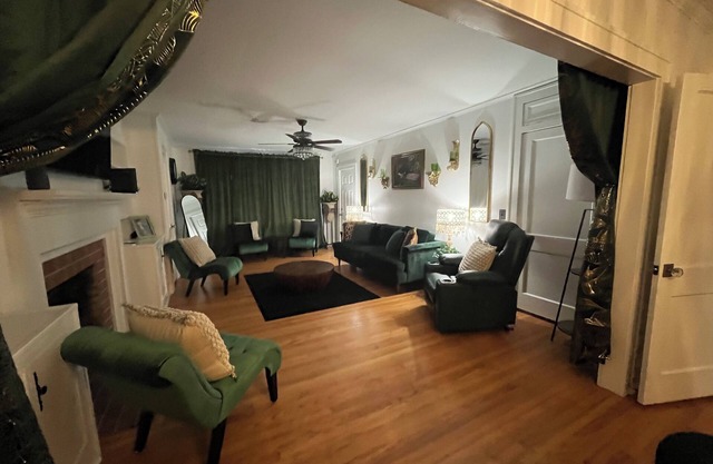 Chic Escape 4BR-2BA Andalusia Retreat – Sleeps 10, King Suite & Twin Bunks