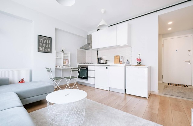 Chic Flat w Balcony 5 min to Moda Coast in Kadikoy