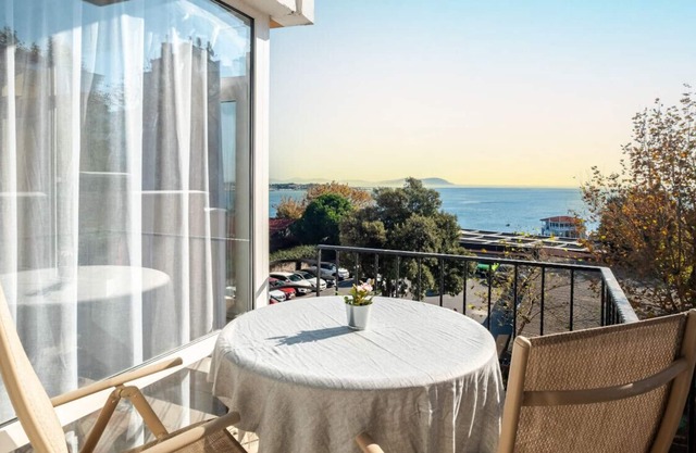 Chic Flat with Balcony near Moda Shore