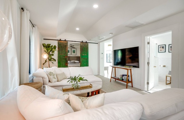 Chic Getaway in Desirable South Tampa District!