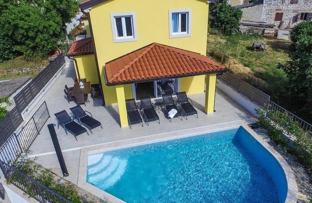 Chic holiday home with pool , 2 km from the sea