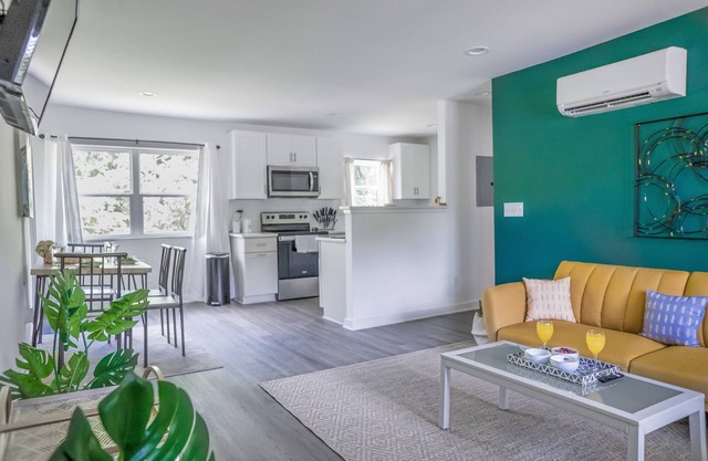 Chic King Bed Near Uptown