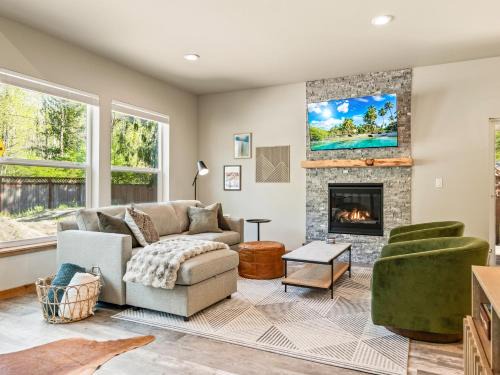 Chic Mt Rainier Escape Hot Tub Firepit