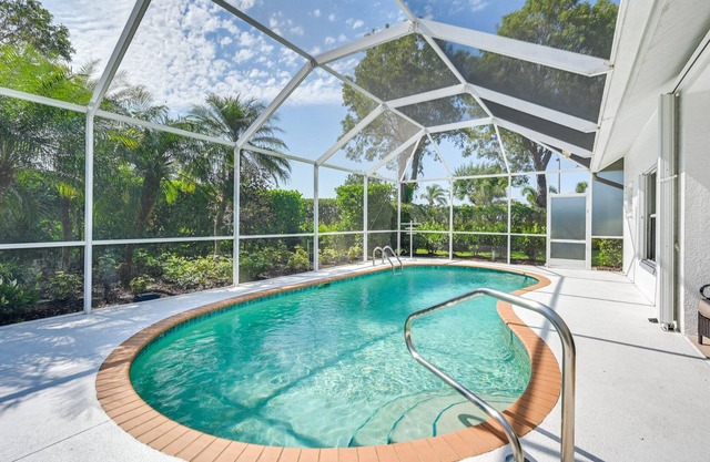 Chic Naples Home w/ Lanai in Golf Community!