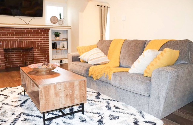 Chic Retreat: Cozy 3-bedroom Oasis with Patio, Minutes from Local Attractions!