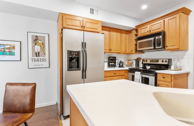 Chic Townhouse Near SPAC, Restaurants, 3 bedrooms, King Beds, Pet Friendly