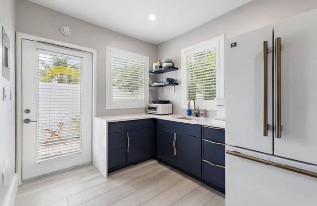 Chic Upscale Tiny House with WiFi and AC Best Location in Palm Beach Gardens