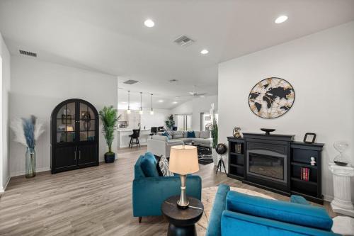 Chic Villages 3BR King Suite With Patio & Golf Cart