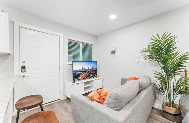 Chic West Downtown studio w/washer&dryer