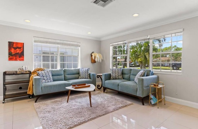 Chic Wilton Manors home near nightlife/beach/dining - Work From Home