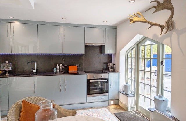 Chichester Lodge - a cottage that sleeps 8 guests in 4 bedrooms