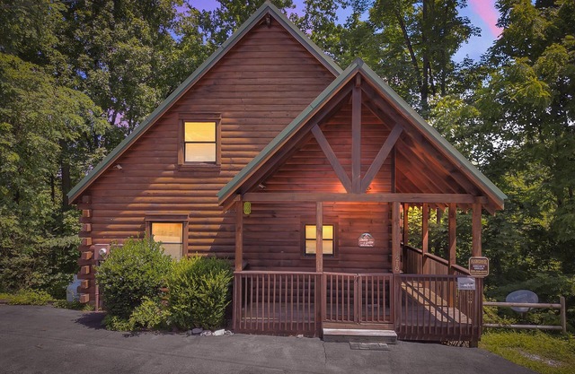 Chillin N Grillin - Cozy Pet-Friendly Cabin with Hot Tub & Mountain Views!