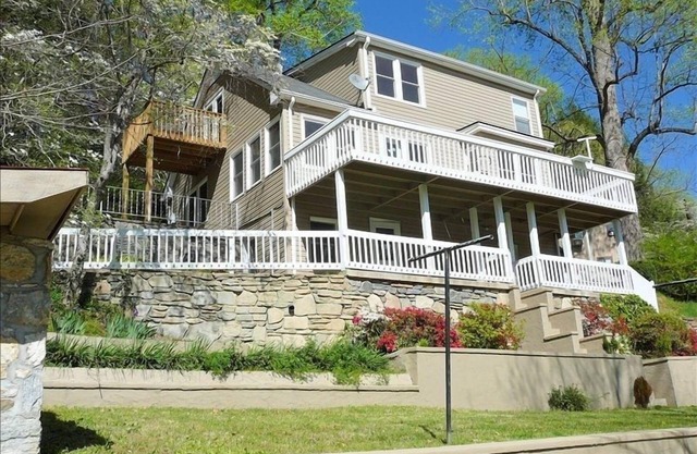 Chimney Rock Getaway minutes to State Park Wi-Fi, Game Room, Pet friendly, Kids