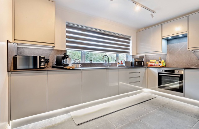 Chines Charm Stylish 3-Bedroom Bournemouth Beach Apartment